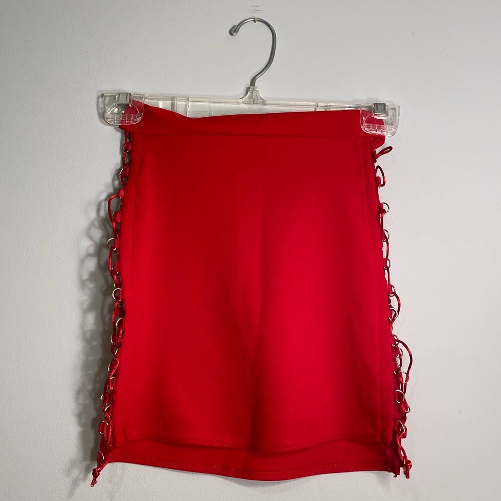 Súper hot red open side skirt!